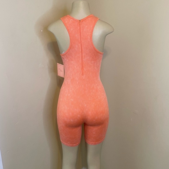 Washed Color Seamless Romper. - Picture 2 of 2